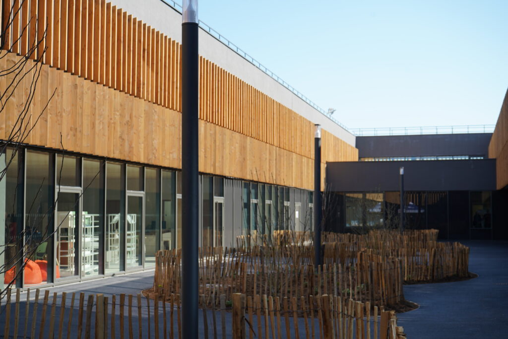 Photo de l'intérieur du collège Suzanne Lenglen à Persan