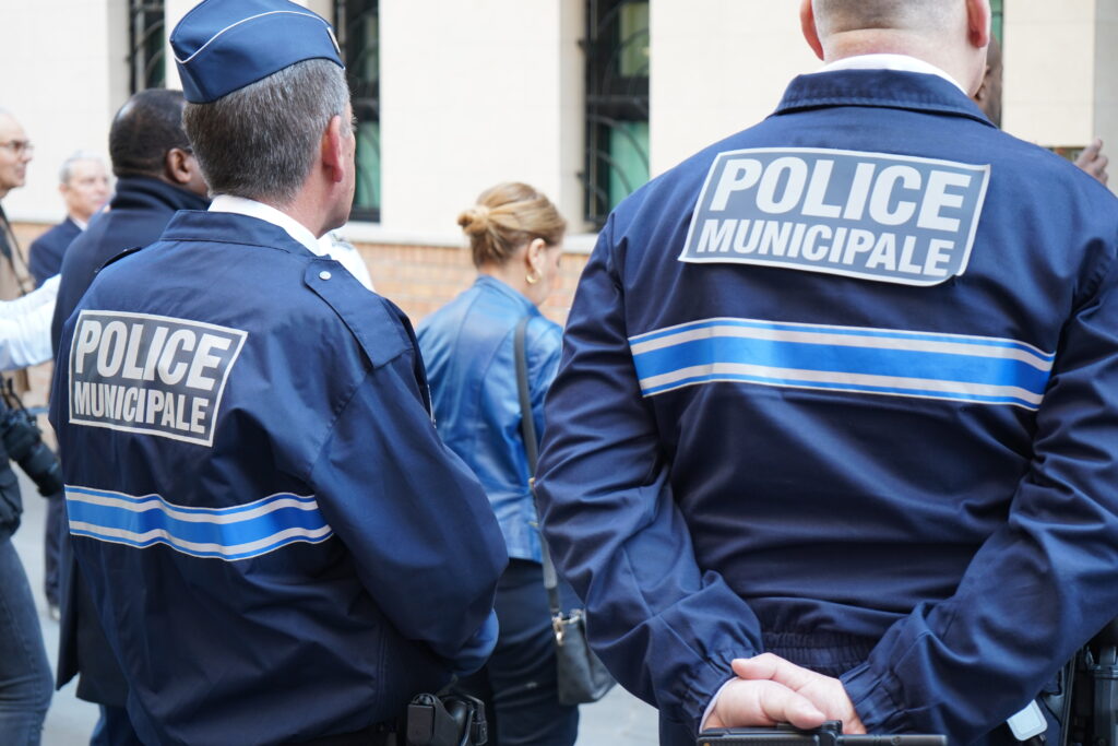 Vue de dos policiers municipaux de dos en uniforme