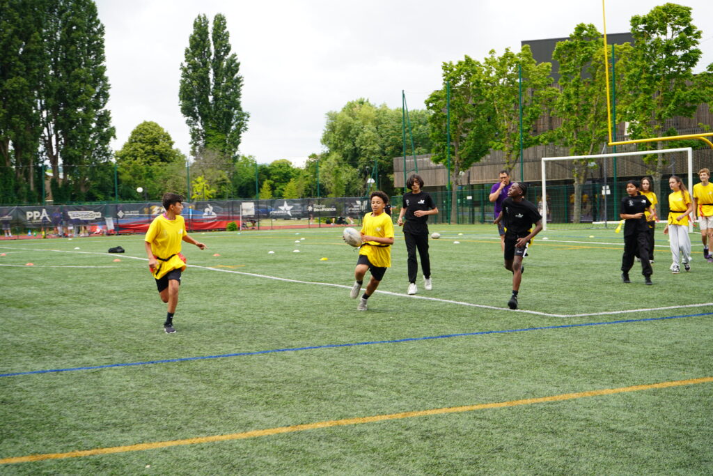 collégiens jouant au rugby