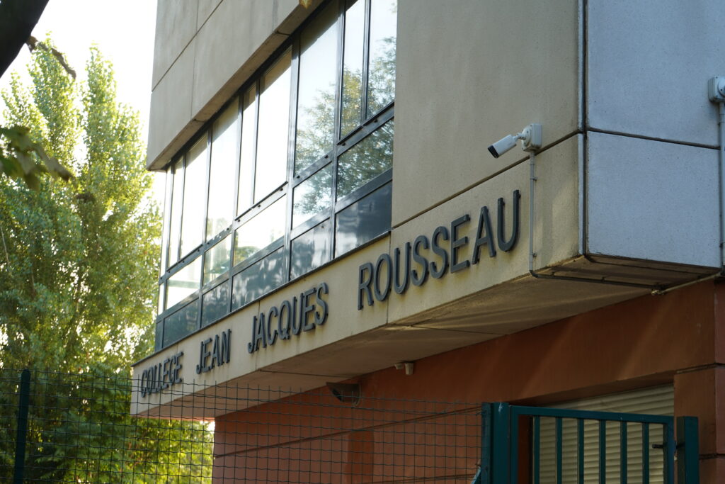Devanture du collège Jean Jacques Rousseau