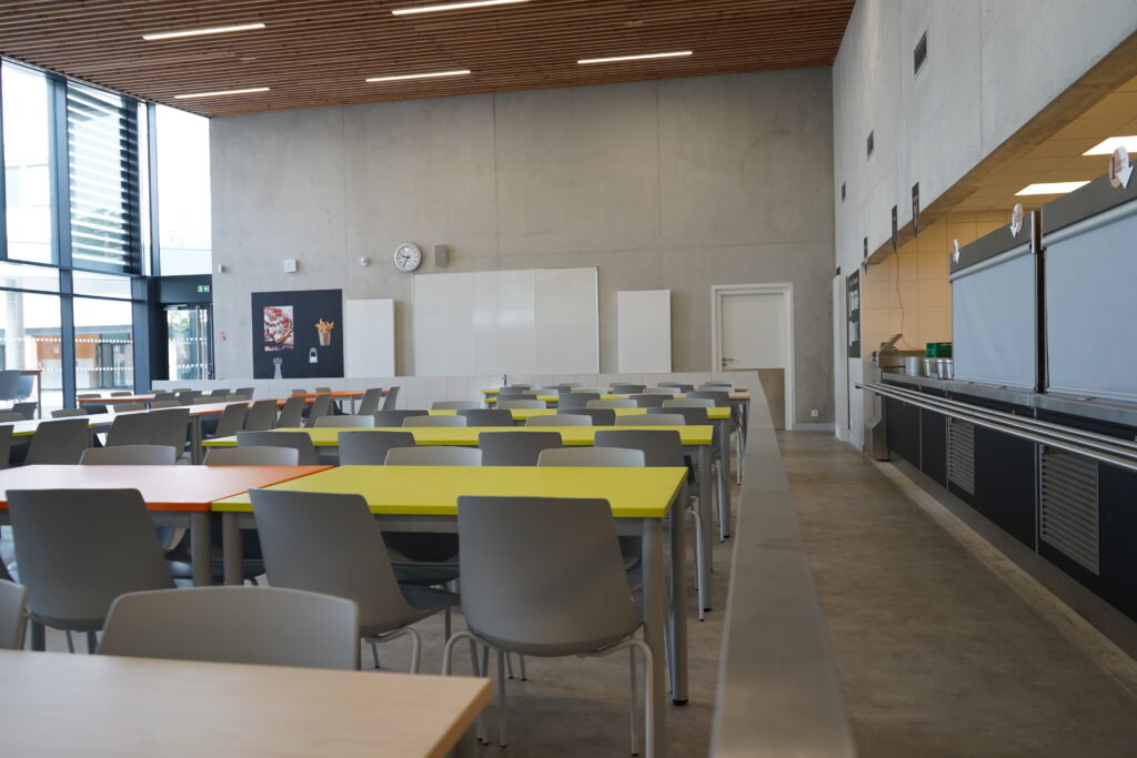 Un restaurant scolaire pensé pour la convivialité