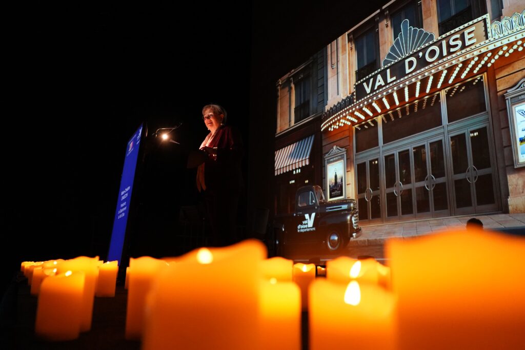 Présidente discours pupitre voeux sur scène 