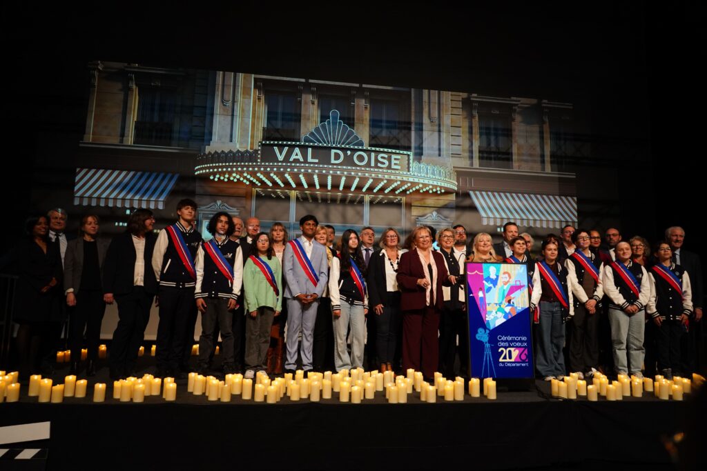 Photo de groupe des élus du Département sur scène 